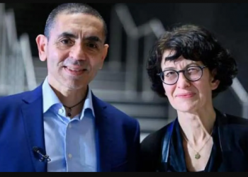 اليونان تكرِّم مطوري لقاح بيونتيك من أصل تركي