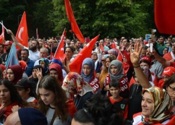 نصف الأتراك لا يثقون في المؤسسات الحكومية