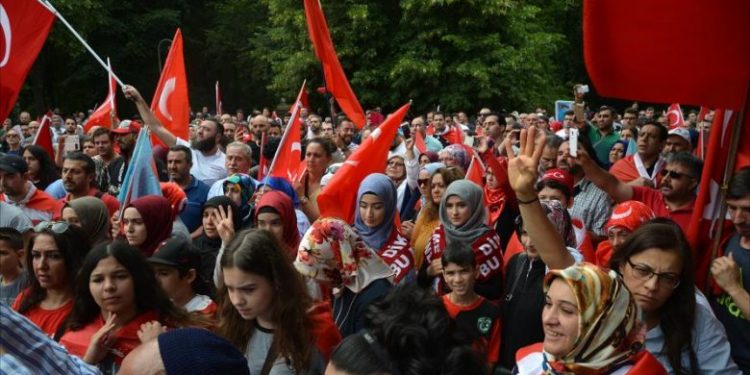 نصف الأتراك لا يثقون في المؤسسات الحكومية