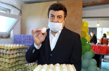 فنان تركي يشرح سبب زيادة أسعار البيض!