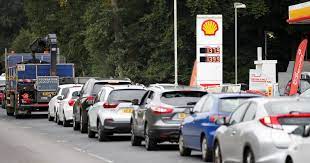 هلع وذعر وطوابير انتظار أمام محطات الوقود في بريطانيا والحكومة تستنجد بالجيش..