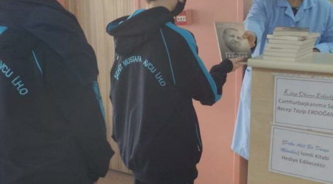 لم يحظ باهتمام الأتراك.. تخفيض سعر كتاب أردوغان وتوزيعه مجانًا!