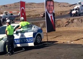 جيش مصغر.. مروحيات وسفن حربية تصاحب أردوغان في زيارة سريعة