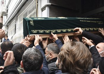 تركيا.. تشييع جنازة الشاعر سيزاي قاراقوتش بحضور رسمي