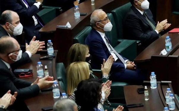 وزير المالية التركي يمتنع عن التصفيق لأردوغان!