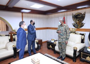 وفد الجامعة العربية يلتقي رئيس وزراء السودان في الخرطوم
