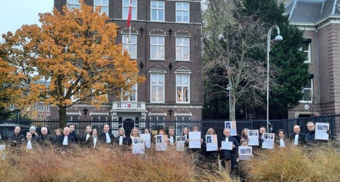 محامو أمستردام ينظمون وقفة احتجاجية أمام القنصلية التركية