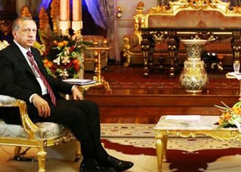 مسؤول يزعم بساطة قصر أردوغان رغم إنفاق الملايين يوميا