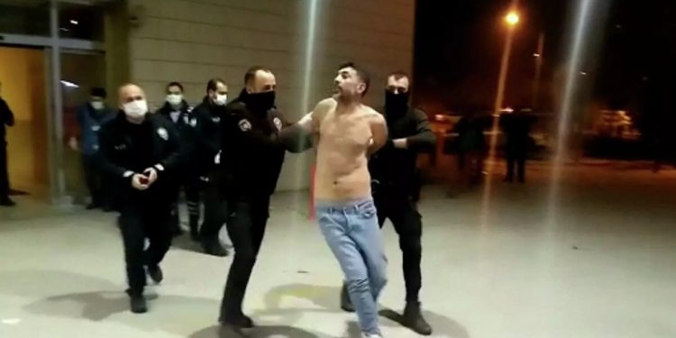 تغريم تركي اعتدى على زوجته بسبب الحجاب