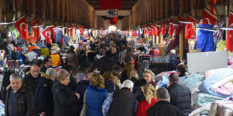 تراجع الليرة يجذب مواطني بلغاريا واليونان للتسوق في تركيا