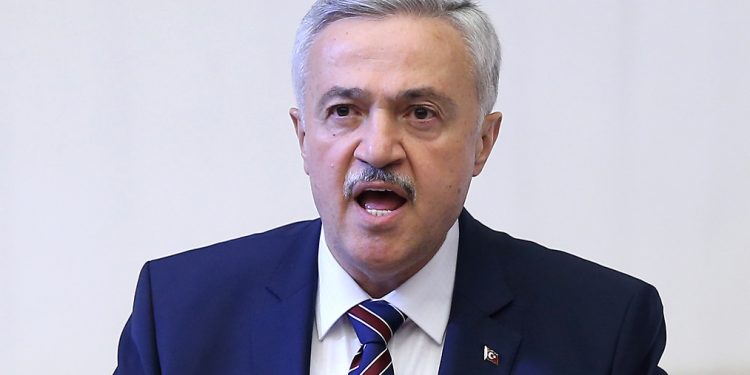 برلماني عن الحزب الحاكم: لا تشتروا أكثر من حبتي طماطم!