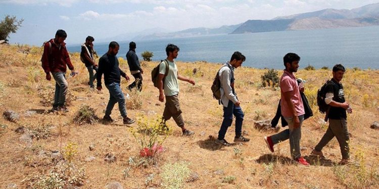 حزب أردوغان: إيران تدفع المهاجرين إلى تركيا بإطلاق النار