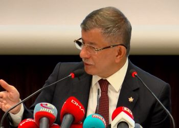 أحمد داود أوغلو مخاطبًا حزب أردوغان: سترحلون وسنأتي نحن