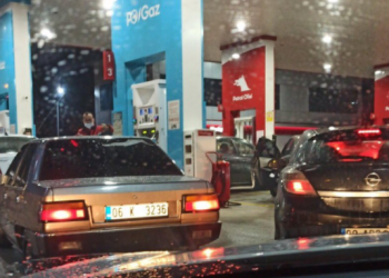 الأتراك يصطفون أمام محطات الوقود قبيل تفعيل الزيادة الجديدة