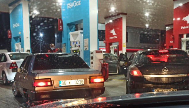 الأتراك يصطفون أمام محطات الوقود قبيل تفعيل الزيادة الجديدة