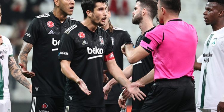 بشكتاش يتلقى هزيمة قاتلة على أرضه