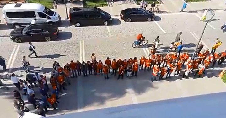 محتجون يديرون ظهورهم لوزير داخلية تركيا