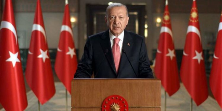 أردوغان يعترف لأول مرة بوجود أزمة في تركيا ويطلب العون