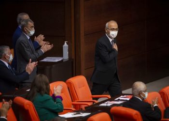 هل يستقيل وزير المالية التركي لطفي علوان؟