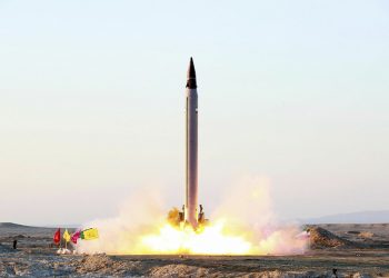 إيران تختبر صاروخا باليستيا بمناورة في الخليج العربي