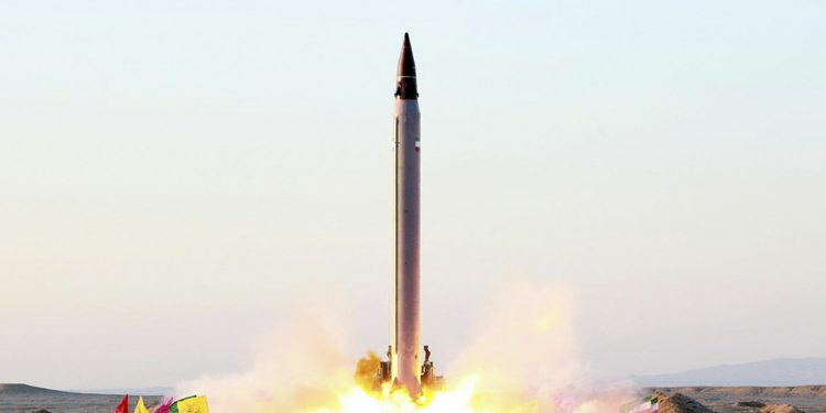 إيران تختبر صاروخا باليستيا بمناورة في الخليج العربي