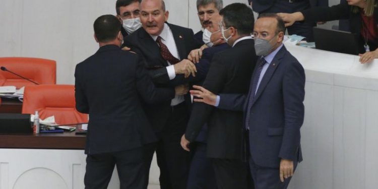 وزير داخلية تركيا يهدد برلمانية كردية 