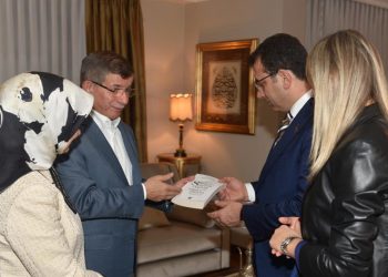 عمدة إسطنبول يزور أحمد داود أوغلو في منزله