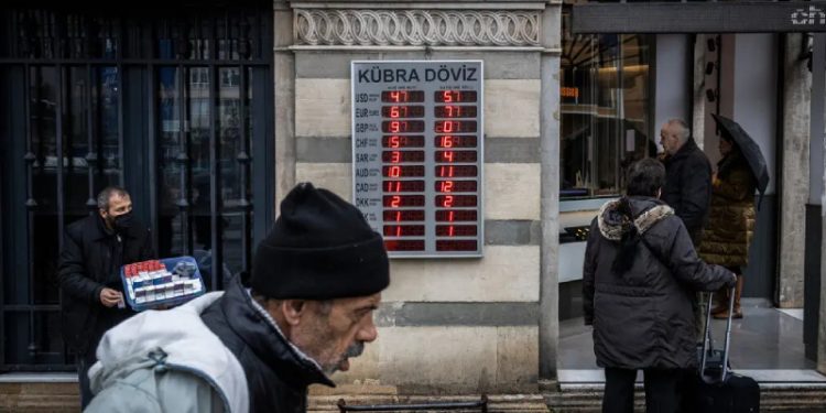 نيويورك تايمز: الأسر التركية لا تستطيع تلبية احتياجاتها الأساسية