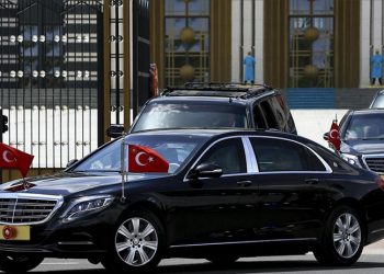 رغم الأزمة الاقتصادية.. برلماني: قصر أردوغان يشتري سيارات بـ5.4 مليون يورو