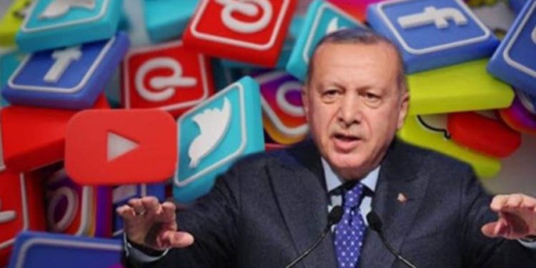 أردوغان يعتبر وسائل التواصل الاجتماعي تهديدًا للديمقراطية!!