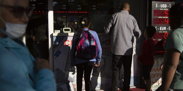 الجارديان: تركيا على شفا أزمة مالية