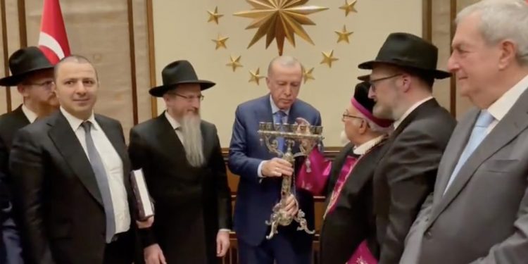 أردوغان يحصل على شمعدان سباعي من حاخامات يهود