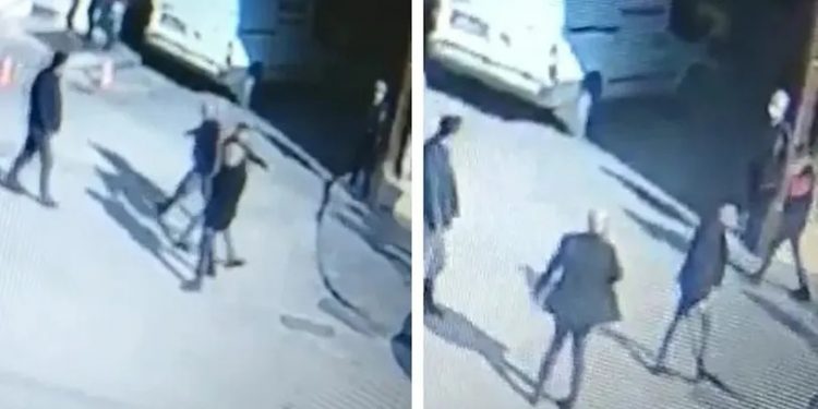 سياسي متطرف يعتدي على صحفي تركي بالشارع