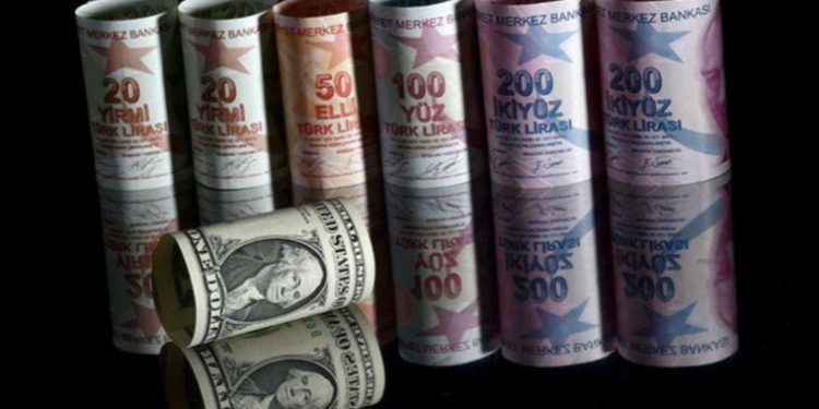 المونيتور: تراجع الليرة يُسعد المصريين