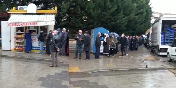 رغم الأمطار.. أتراك يصطفون في طوابير طويلة لشراء الخبز المدعّم