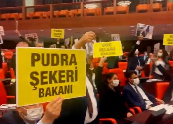 “وزير المافيا والمخدرات”.. لافتات بالبرلمان التركي في وجه سليمان صويلو