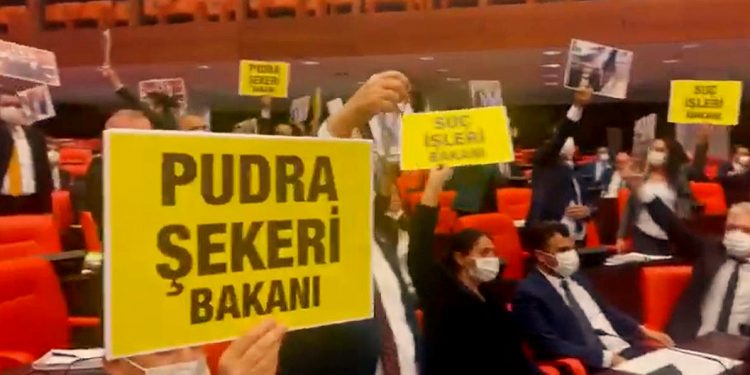 “وزير المافيا والمخدرات”.. لافتات بالبرلمان التركي في وجه سليمان صويلو