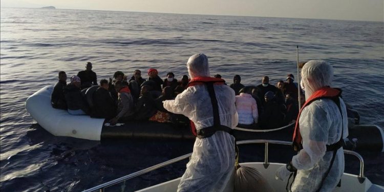 إنقاذ مهاجرين غير نظاميين قبالة سواحل “إزمير”