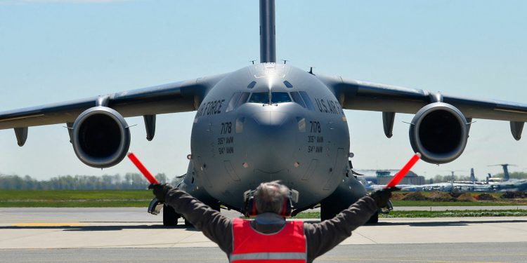 طائرة أمريكية تحمل 81 طنا من الذخيرة العسكرية تصل “أوكرانيا”
