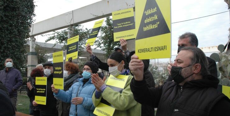 التجار الأتراك في إزمير يتظاهرون احتجاجًا على زيادة أسعار الكهرباء