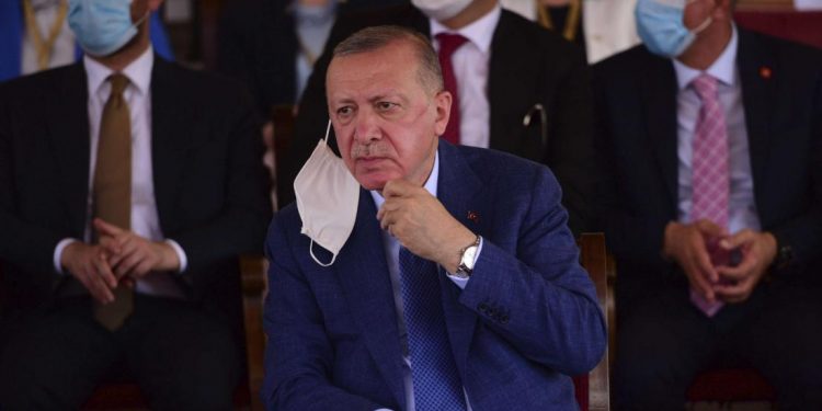 وزير سابق يستعد للانفصال عن حزب أردوغان