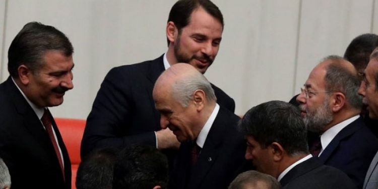 هل كان لحزب الحركة القومية دور في استقالة صهر أردوغان؟