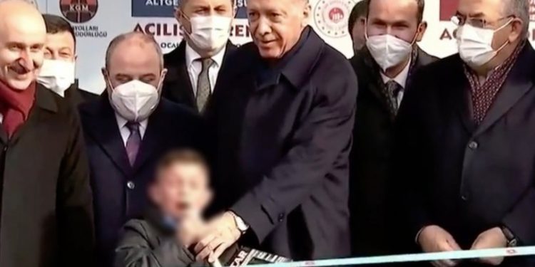 أردوغان يمنح طفلاً لعبة ليهاجم زعيم المعارضة!