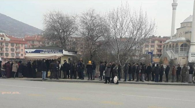 الأتراك يصطفون للحصول على زيت عباد الشمس الرخيص