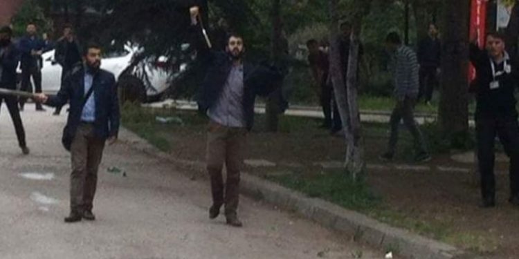 “الذئاب الرمادية” يهاجمون 3 شبان أكراد في أنقرة