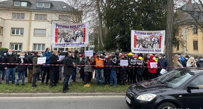 احتجاج ضد تعيين موظف بالقنصلية التركية في فرانكفورت