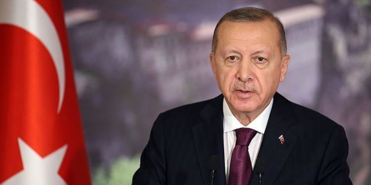 أردوغان يدعو المواطنين إلى الاحتفاظ بجميع مدخراتهم بالليرة