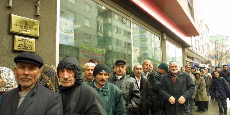 استطلاع: 71٪ من الأتراك غير راضين عن زيادة المعاشات التقاعدية