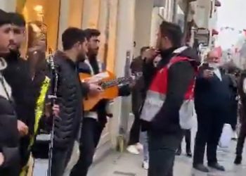 تركيا.. الشرطة تمنع أغنية بالكردية في الشارع!