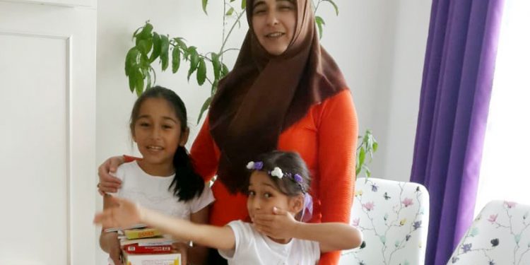 فتاة تركية تعيش صدمة منذ اعتقال والدتها خلال زيارة الأب بالسجن